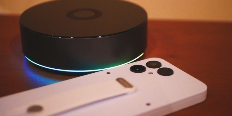 A Fairphone 6 next to a Homey Pro.