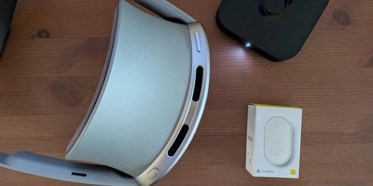 Samsung galaxy xr next to a homey pro mini and ikea bilresa