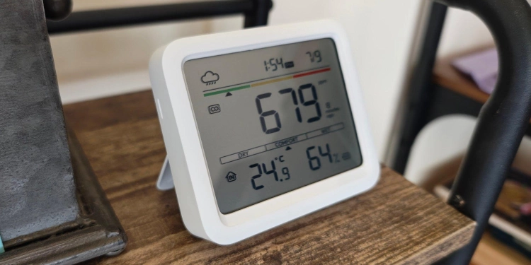 Switch bot meter pro on a wooden stand
