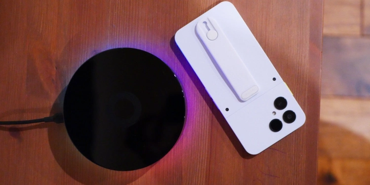 Top down view of a homey pro next to a fairphone 6
