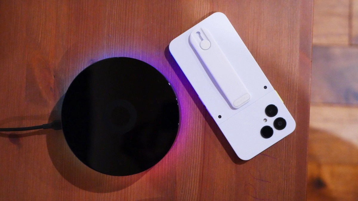 Top down view of a homey pro next to a fairphone 6