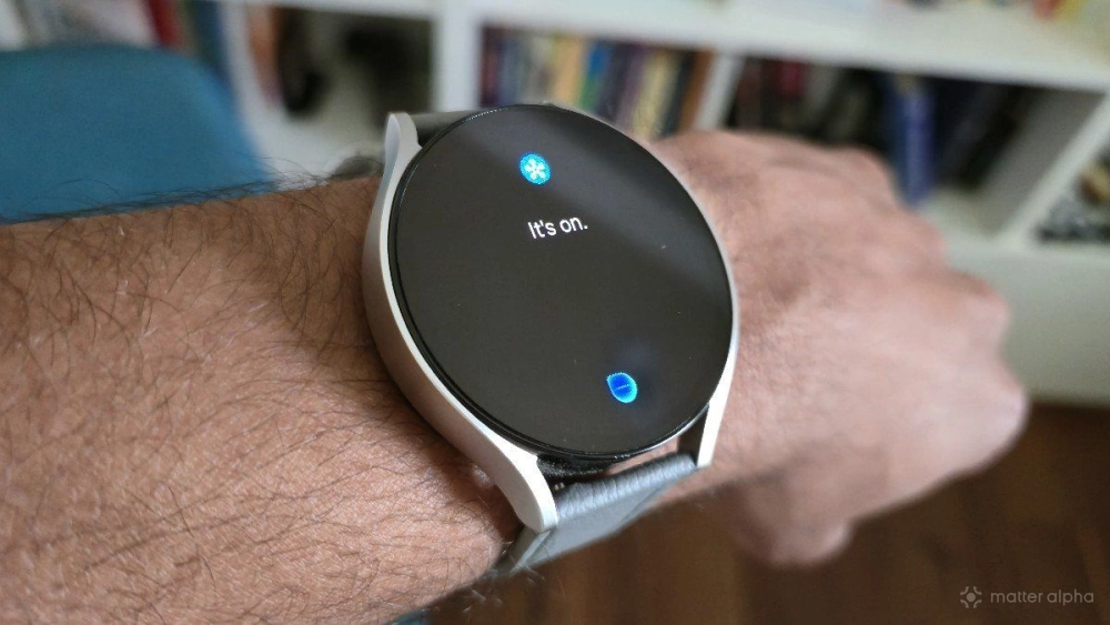 Bixby confirming the status of a device on a galaxy watch 6