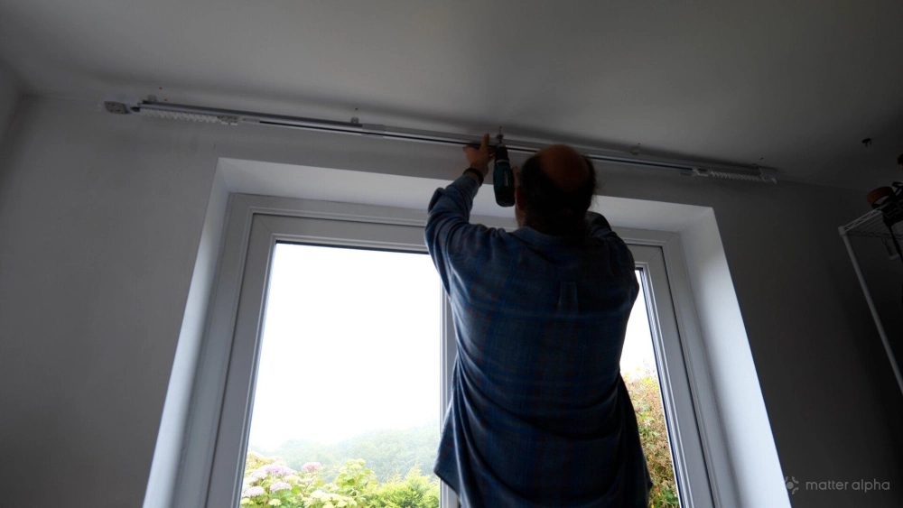 Mj82 putting up curtain track Mj82 putting up curtain track