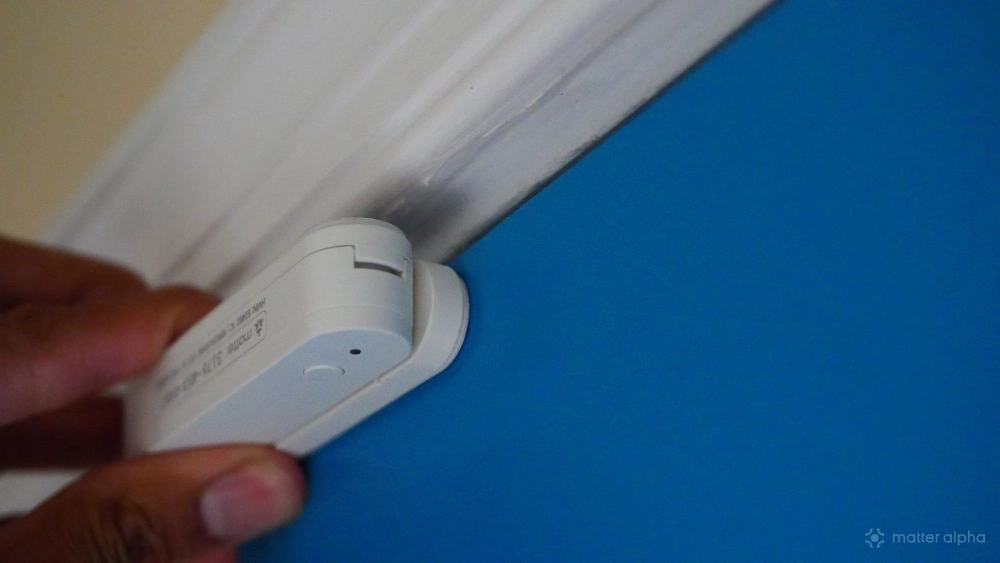 Placing an ikea myggbett door and window sensor on a door