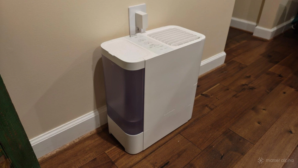 SwitchBot Evaporative Humidifier on a floor. SwitchBot Evaporative Humidifier on a floor.