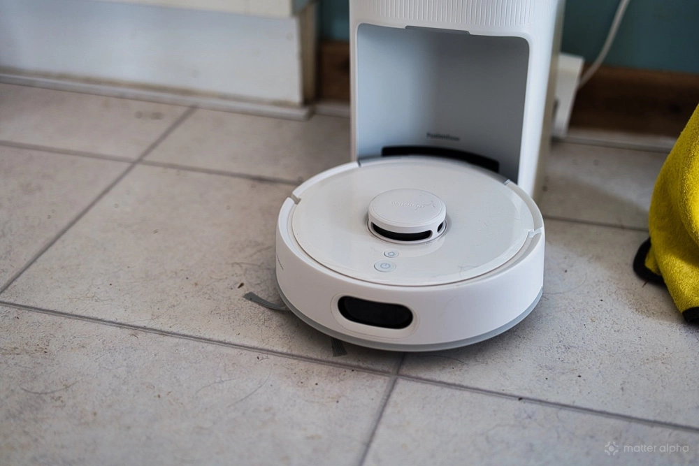 Switchbot k10 plus pro combo review sat in basestation Switchbot k10 plus pro combo review sat in basestation
