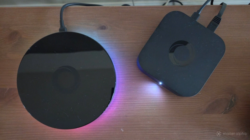Top down view of a homey pro next to a homey pro mini