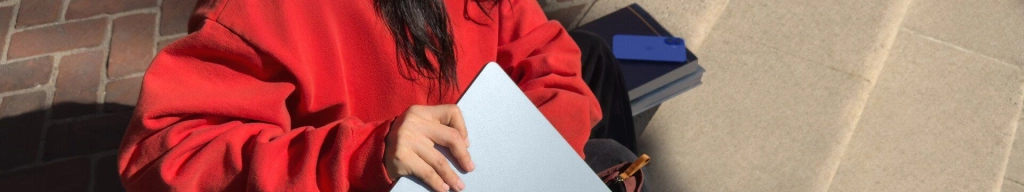 Apple macbook air lifestyle on the go 250305