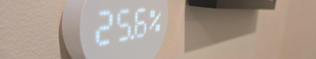 Ikea timmerflotte on a wall and displaying humidity