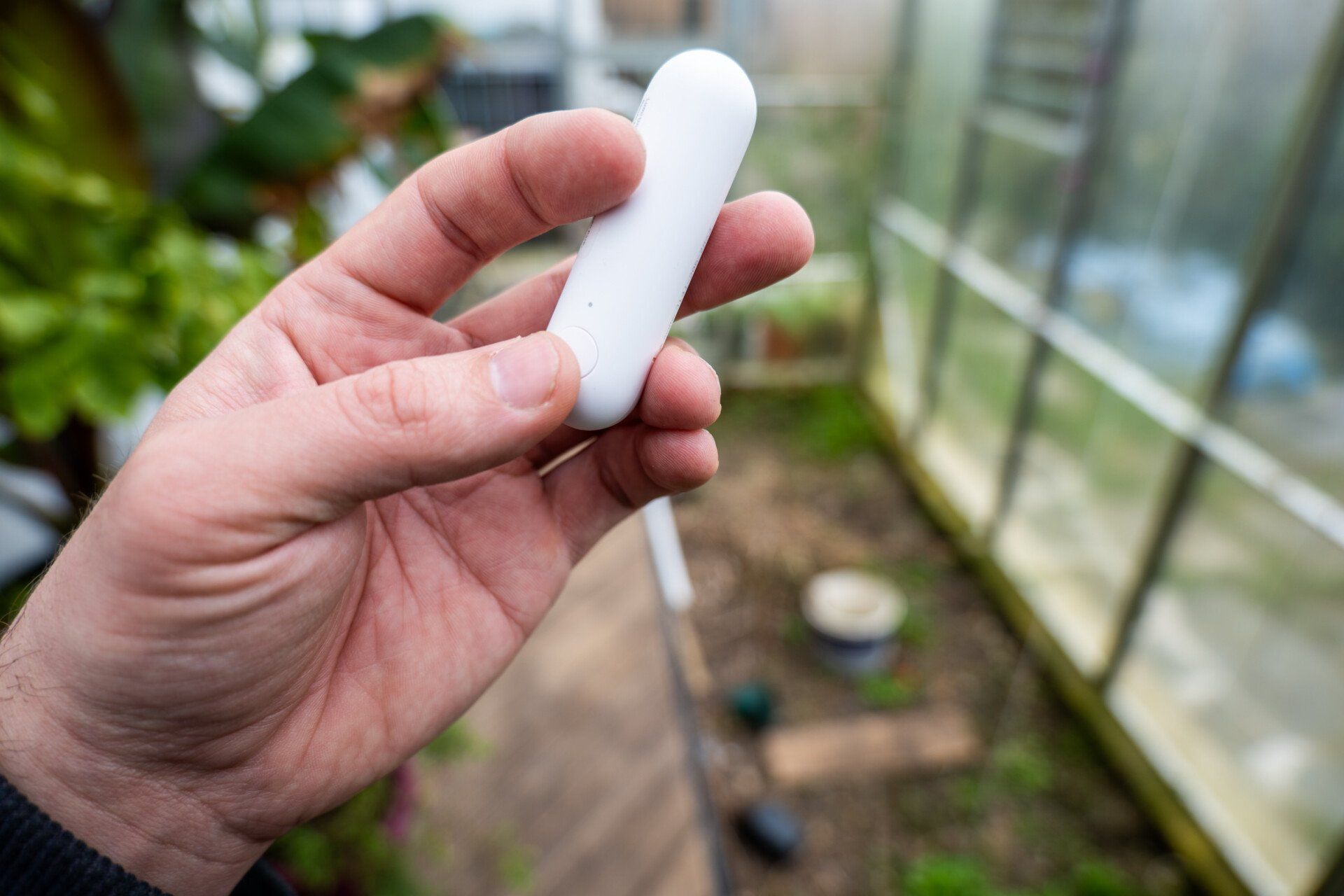 Aqara p2 door and window sensor review main body size comparison to hand
